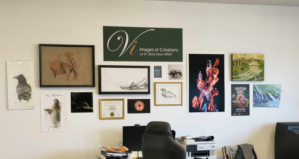 Tableau accroché au mur au dessus d'un bureau
